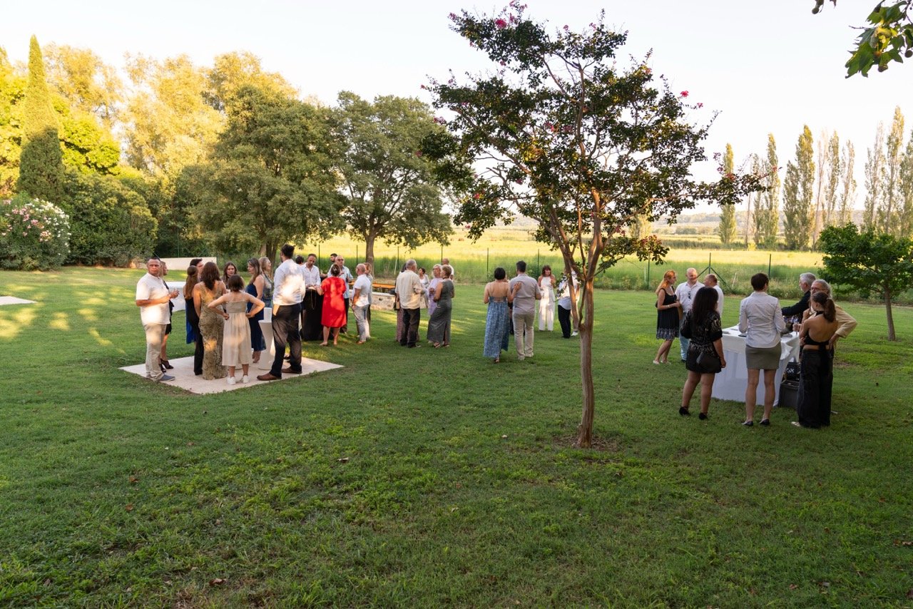 espace exterieur de la merindole pendant un evenement